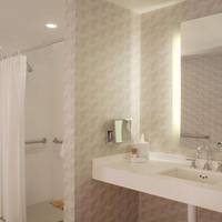 2 Queen Beds View High Floor with Shower - Disability Access