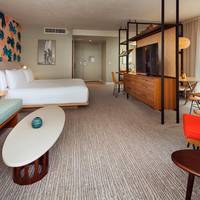Executive Suite, 1 King Bed, Twin Day Bed, Double Balcony, (Refreshments, Upgraded Waikiki View)