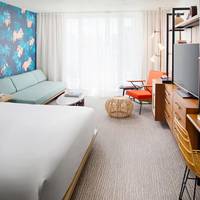 Deluxe Room, 1 King Bed, Twin Day Bed, Balcony 