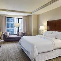 Corner, Club level, Guest room, 1 King, River view