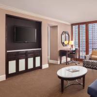 Club level, Executive Suite, 1 King, Sofa bed
