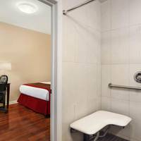 Newly Renovated Deluxe 1 Queen Accessible