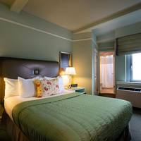 One-Bedroom Queen Suite