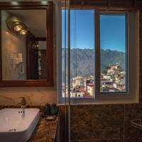 Suite with Mountain View