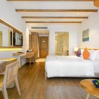 Elite Deluxe King Room with Balcony - Pool/City View
