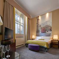 Deluxe One-Bedroom Queen Suite