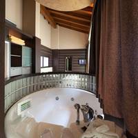 Suite with Lake View and Hot Tub 