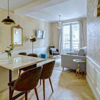 One-Bedroom Apartment at 44