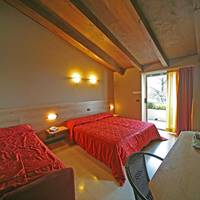 Трехместный