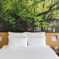 Standard Room with Queen Bed