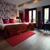 Large  Luxury Triple Room with Bath and Garden View