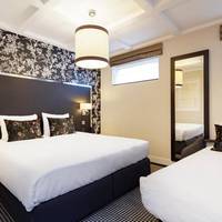 Souterrain Triple Room (Below Street Level with Limited View)
