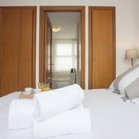Deluxe One-Bedroom Apartment