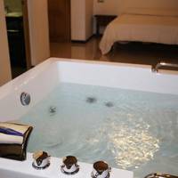 Deluxe Suite with Spa Bath
