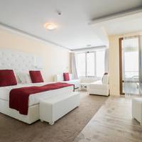 Deluxe Double Room (2 Adults + 2 Children)	