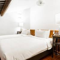 Hutton Deluxe Twin Room with Jacuzzi and Balcony