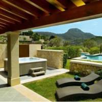 Deluxe pool room