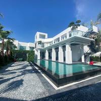 Villa with Garden View