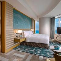 Suite Package - Deluxe suite<Complimentary once set lunch or set dinner for 2 adults during the stay （Restaurant at Crab or Netsu with Room card), unlimited free entry to the Waterpark during the stay)