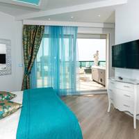 Queen Suite with Spa Bath