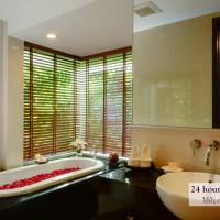 Suite with Bathtub