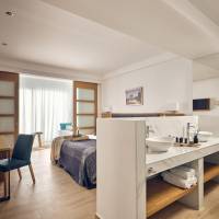 Deluxe Suite with Private Pool - Annex 200m.
