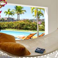  Junior Suite Swim Up Poolside
