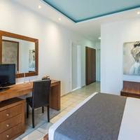Family Room (3 -5 Adults)