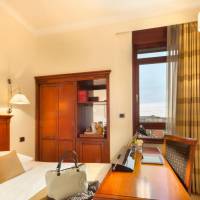 Queen Room (1 Adult)
