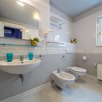 Executive Three-Bedroom Apartment with Terrace (6 adults)