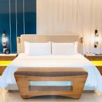 Rock Royalty Caribbean Sand Suite King & Sofa with Personal Assistant 