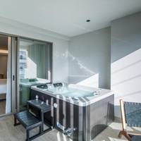 Urban Chic Outdoor Spa Bath
