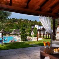 Maisonette with front pool view 