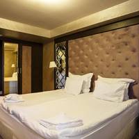 One-Bedroom Suite (2 Adults + 2 Children)