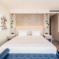 King Guest Room with Balcony and Sea View