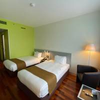 Two Adjacent Double Rooms (non connecting)