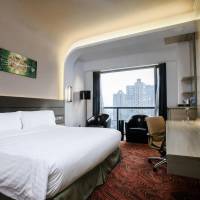 1 King Bed Standard Lounge Access