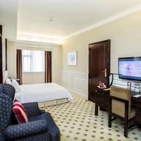 1 Queen Bed Premium Accessible