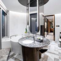 Bund View Suite, Royal Club Lounge access level, 1 King