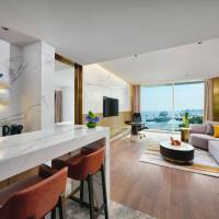 1 King Navigator Suite High Floor Lounge Access Lake View