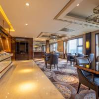 Club level, 1 Bedroom Executive Suite, 1 King, Sofa bed