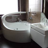 One-Bedroom Apartment with Hot Tub and Balcony
