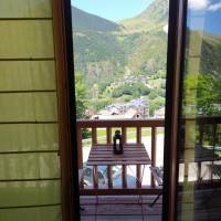 Apartment with Mountain View