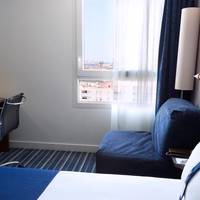 Standard Queen Room with Single Sofa Bed and Sea View