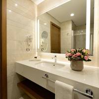 Queen Room - Mobility Access Roll in Shower/Non-Smoking