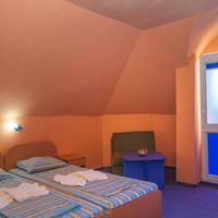 Family Room (3 Adults + 2 Children)