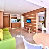 Standard Studio with Balcony ( 2 Adults + 1 Child) - Free Parking and Beach Access