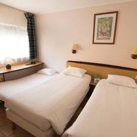 Twin Room (2 Adults + 1 Child)
