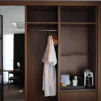 1 King Bed Non-Smoking Corner Suite