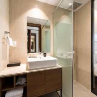 1 Queen 1 Twin Bed Corner Suite
